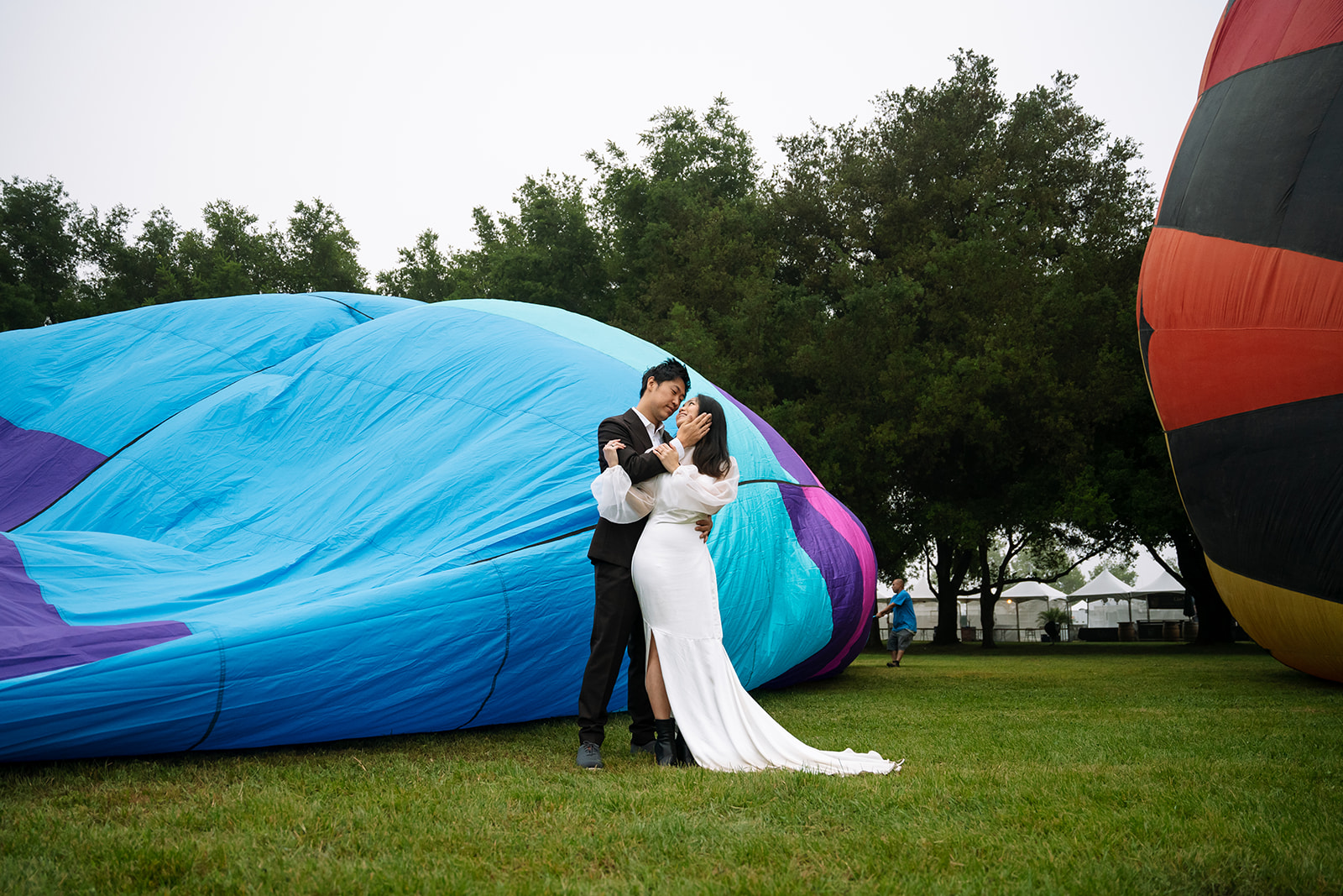 bride and groom with hot air balloons